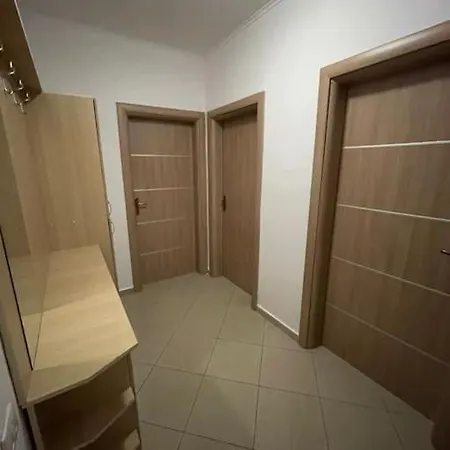 Lovely 2 Bedroom Unit With View Голем